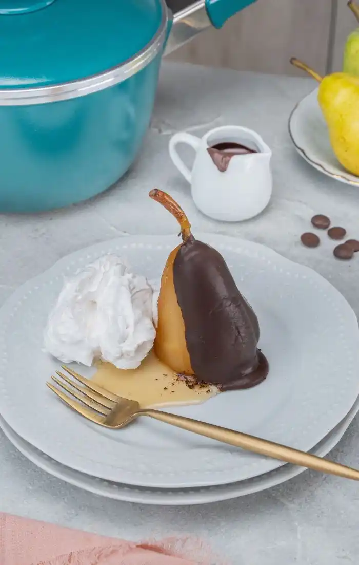 Peras al vino blanco y chocolate